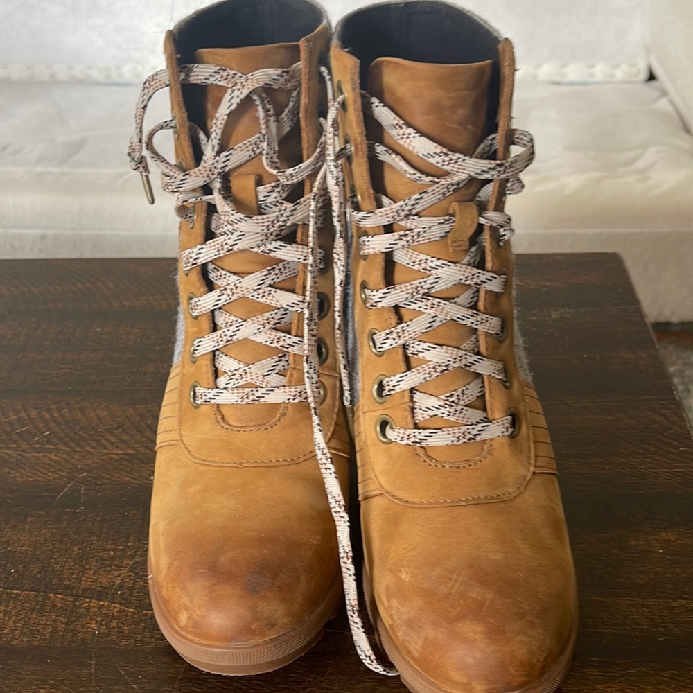 Two tone, Sorel Wedge Size 9